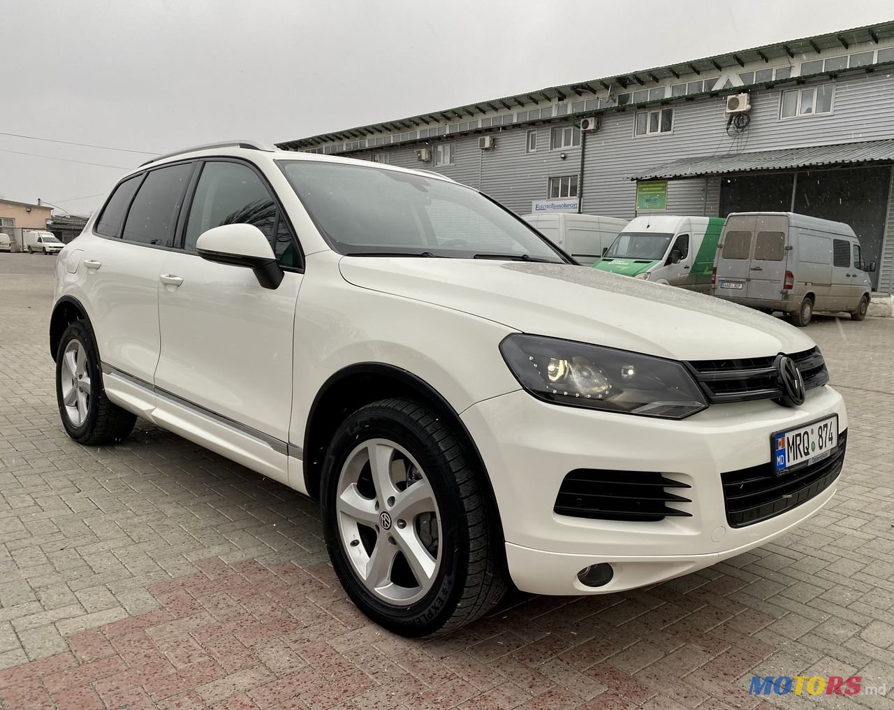 2011' Volkswagen Touareg photo #3