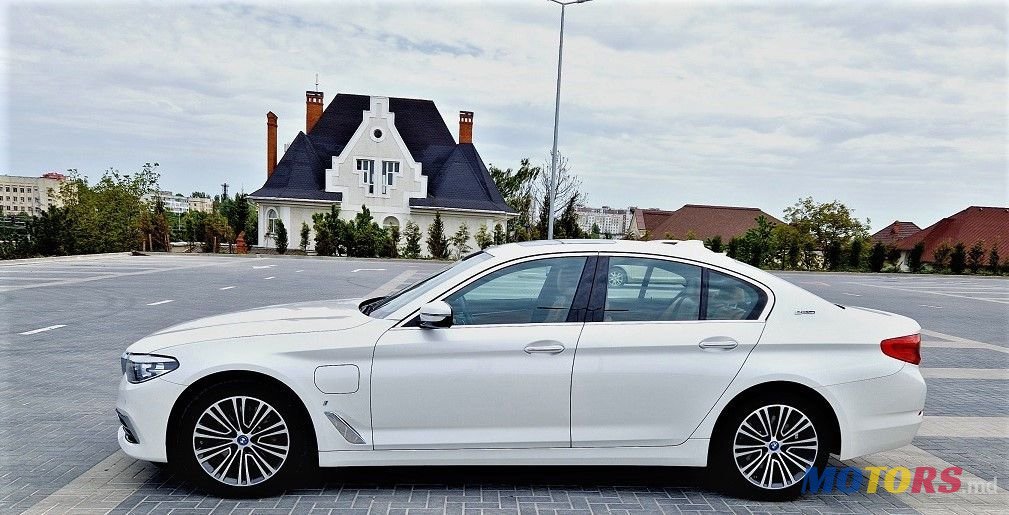 2017' BMW 5 Series photo #2