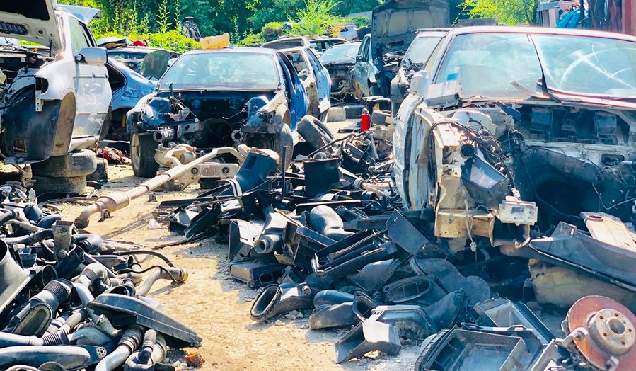 Dezmembrările auto sub lupa autorităţilor! Forţele de ordine au confiscat piese de la o "dezmembrare auto" din Chişinău
