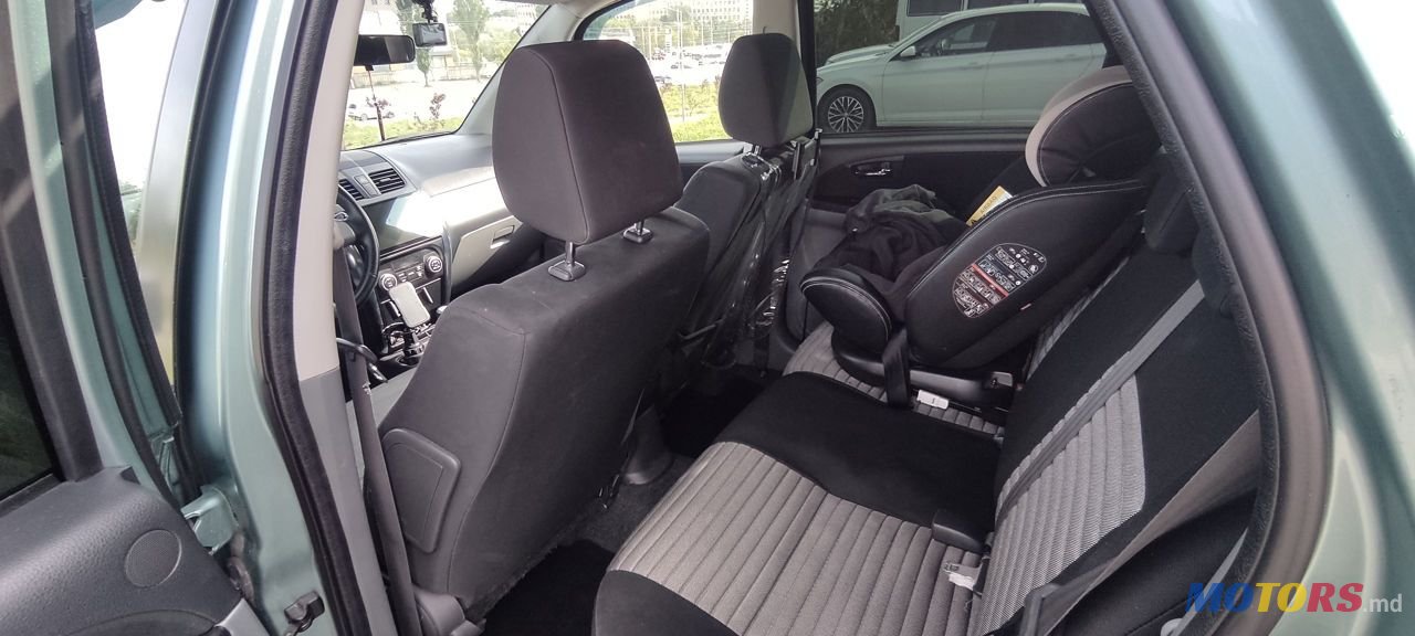 2011' Suzuki SX4 photo #2