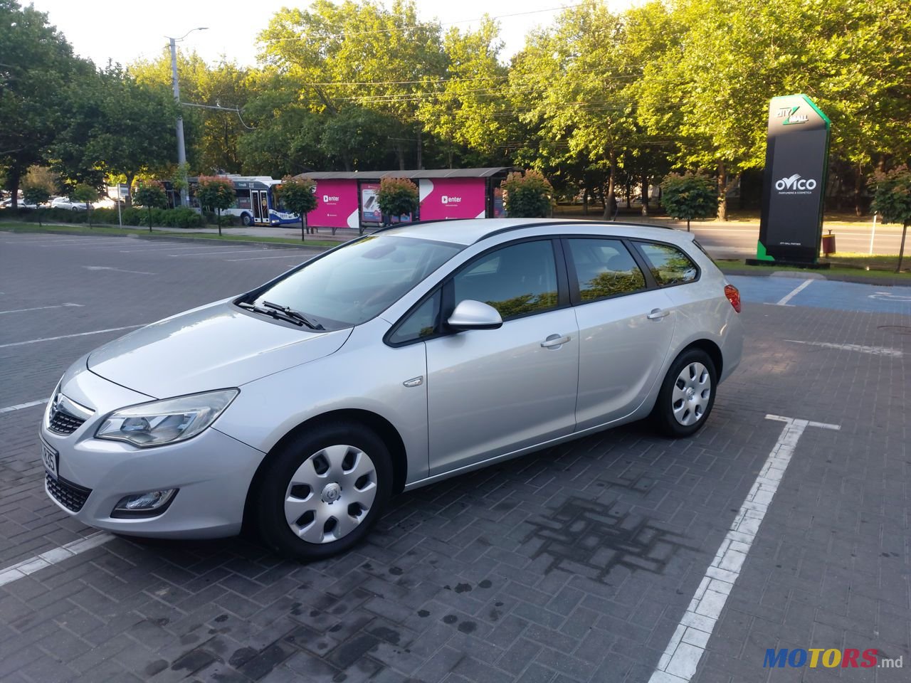 2012' Opel Astra photo #3