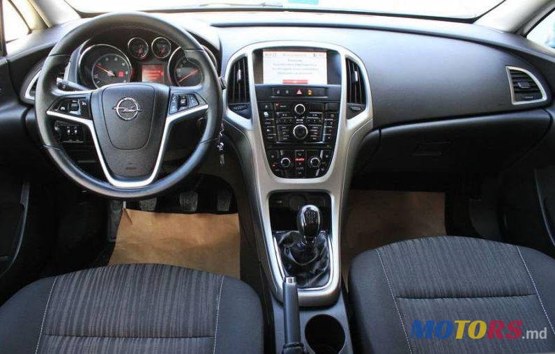 2012' Opel Astra photo #2