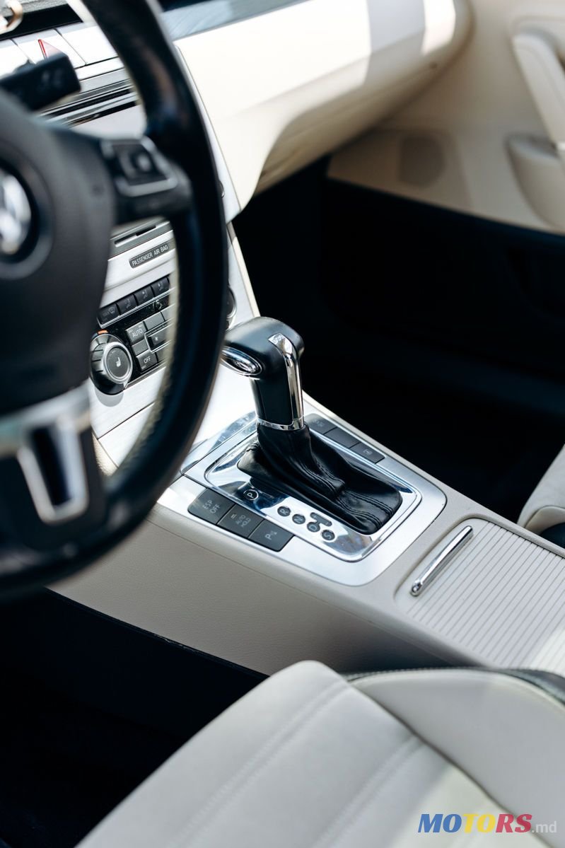 2009' Volkswagen Passat photo #4