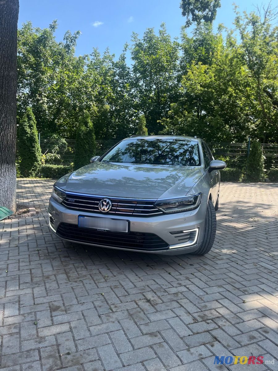 2015' Volkswagen Passat photo #2