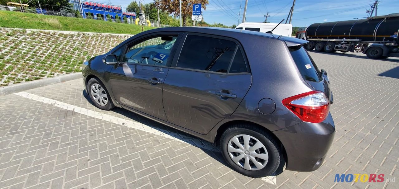 2011' Toyota Auris photo #4