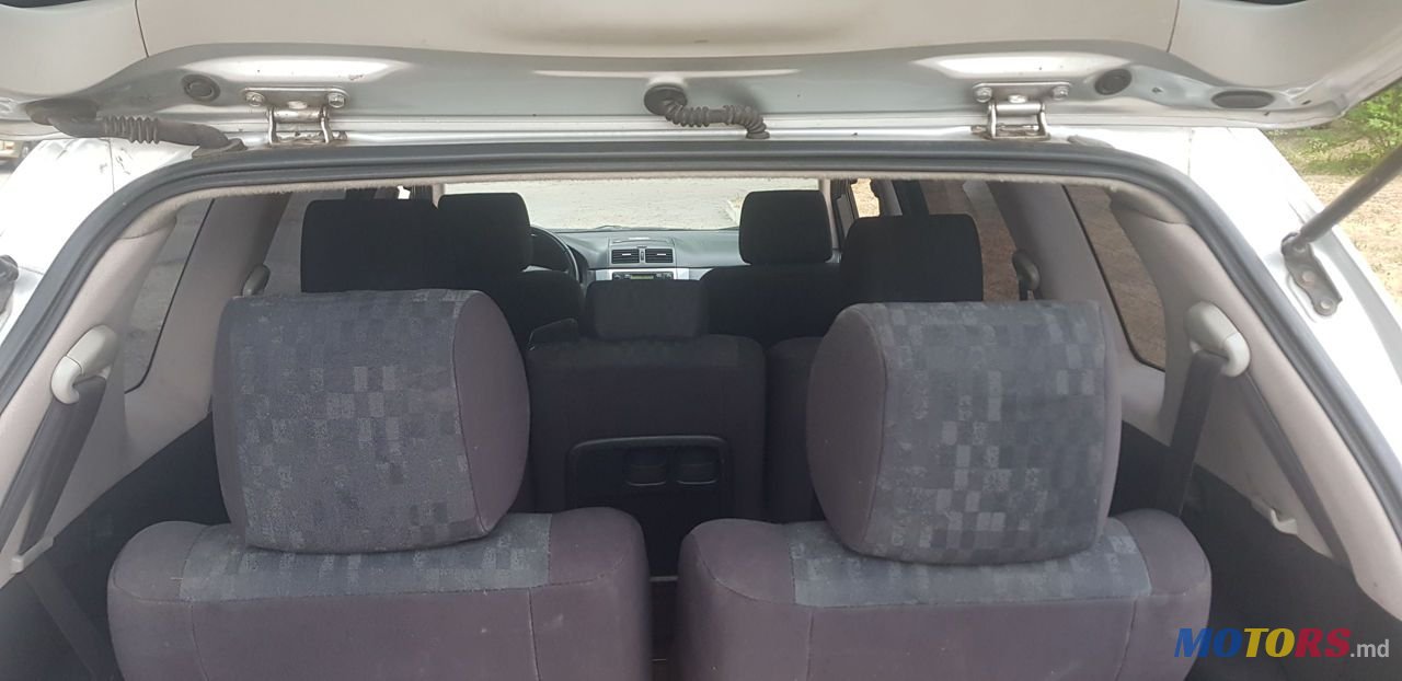 2005' Toyota Avensis Verso photo #5