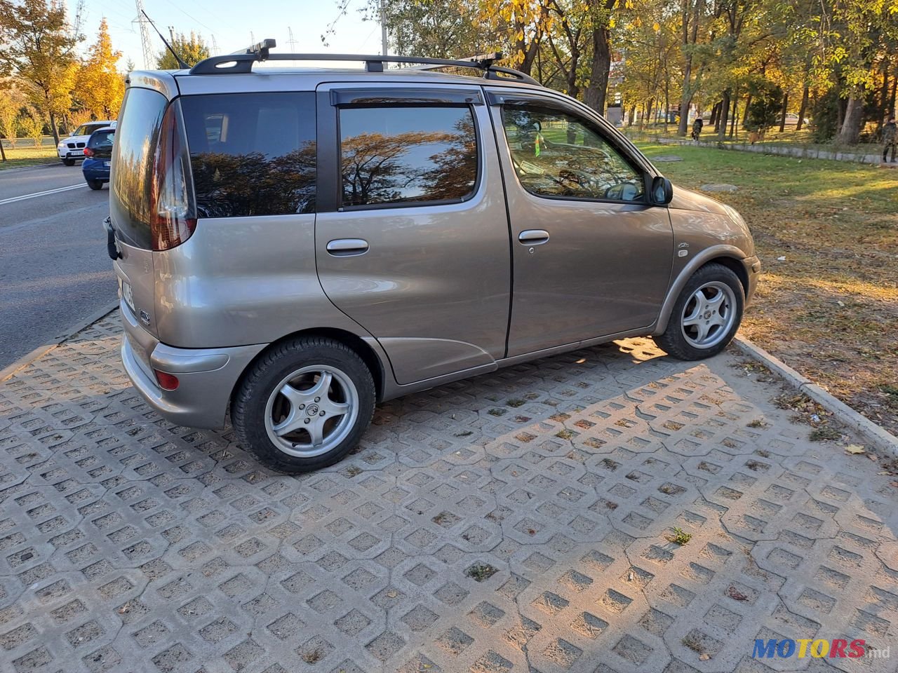 2004' Toyota Yaris Verso photo #2