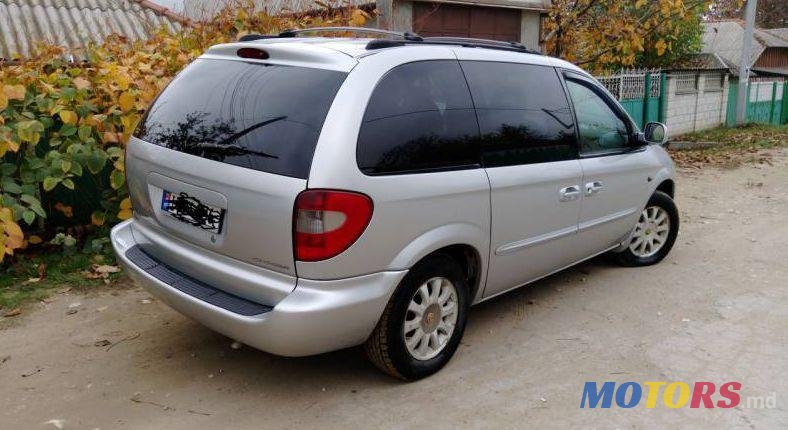 2002' Chrysler Voyager photo #1