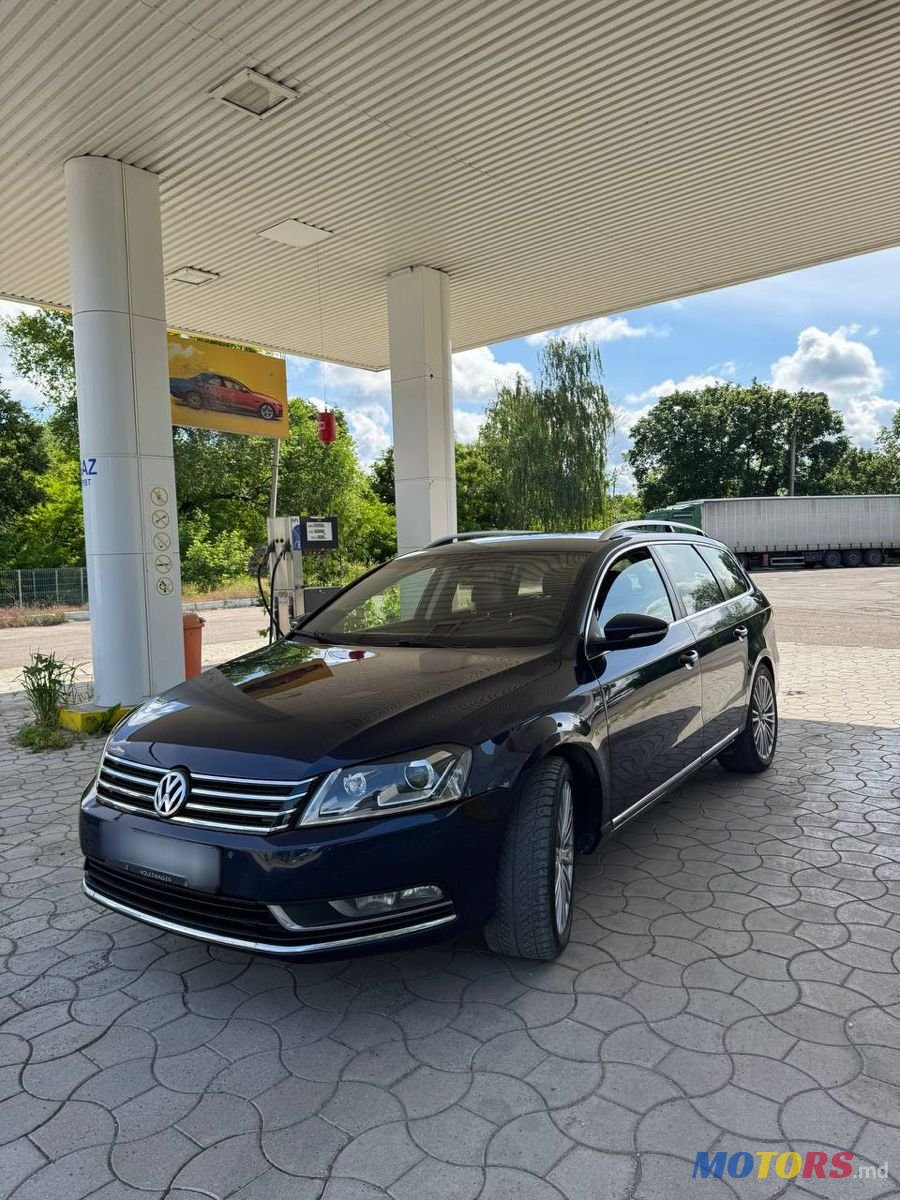 2011' Volkswagen Passat photo #3