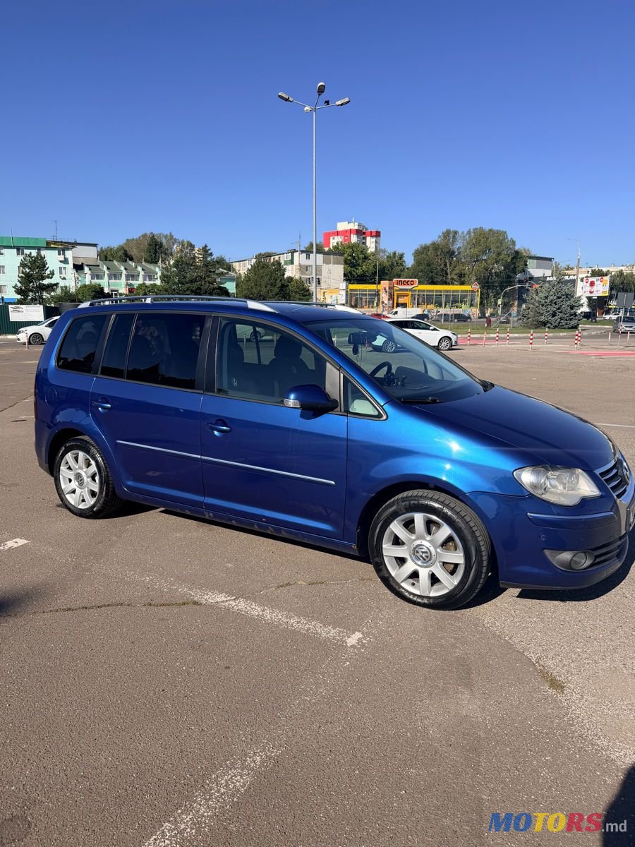 2009' Volkswagen Touran photo #2
