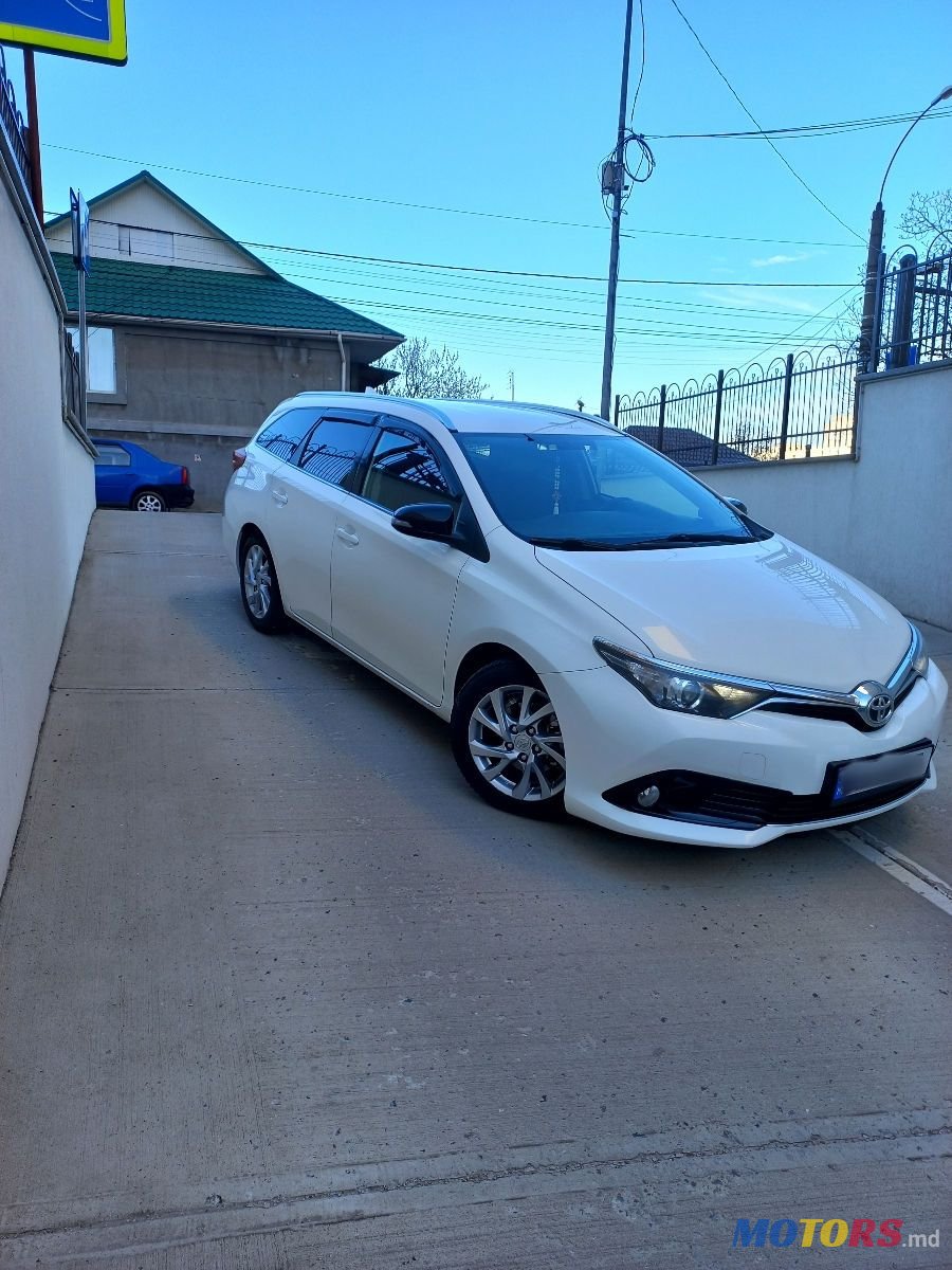 2015' Toyota Auris photo #2