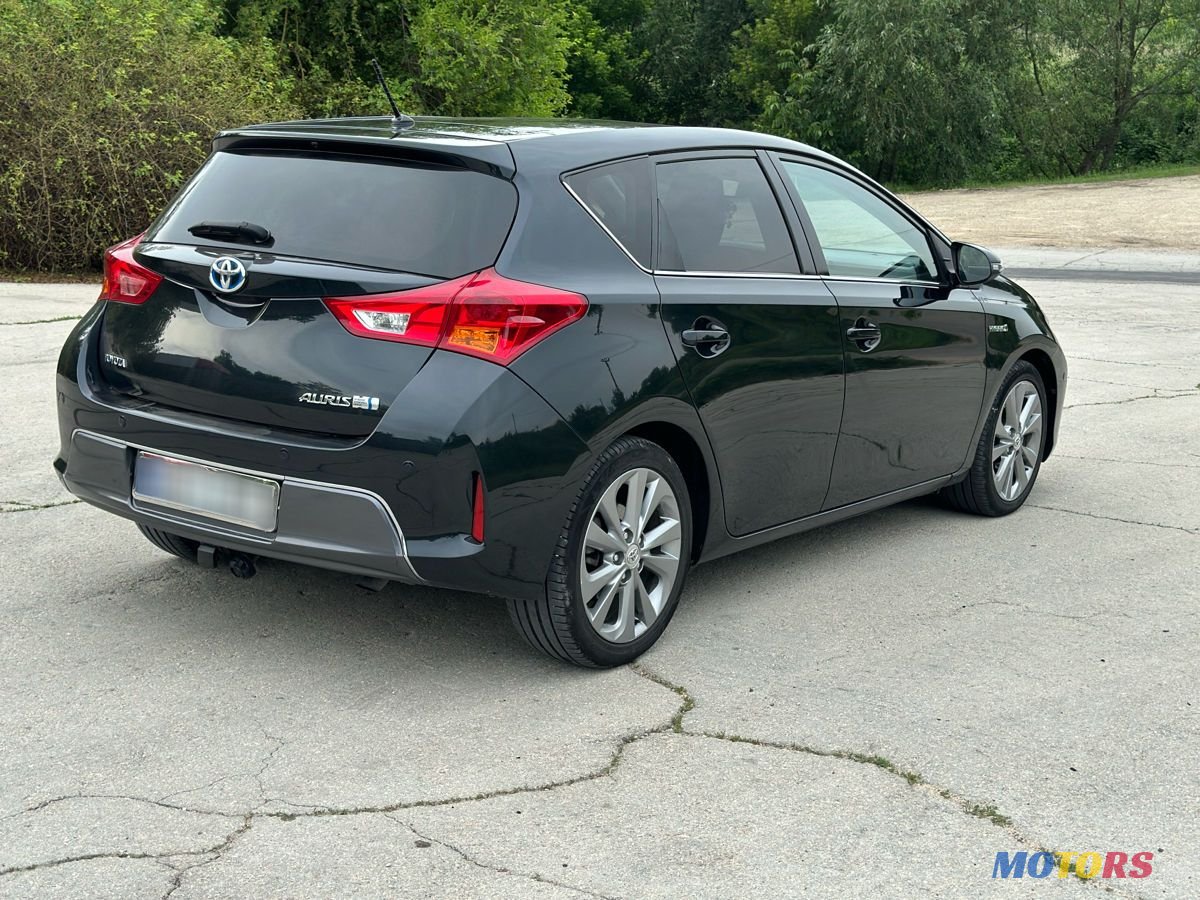 2013' Toyota Auris photo #2