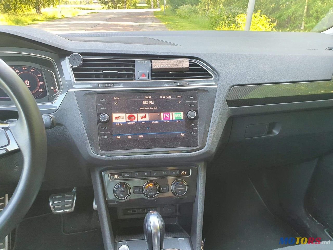 2019' Volkswagen Tiguan photo #5