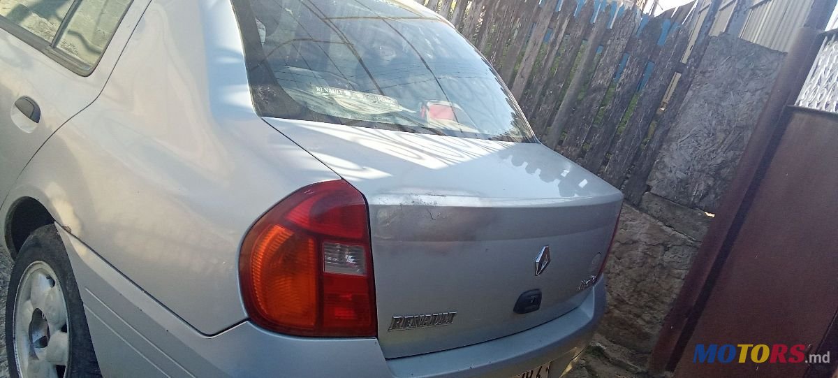 2001' Renault Clio Symbol photo #2