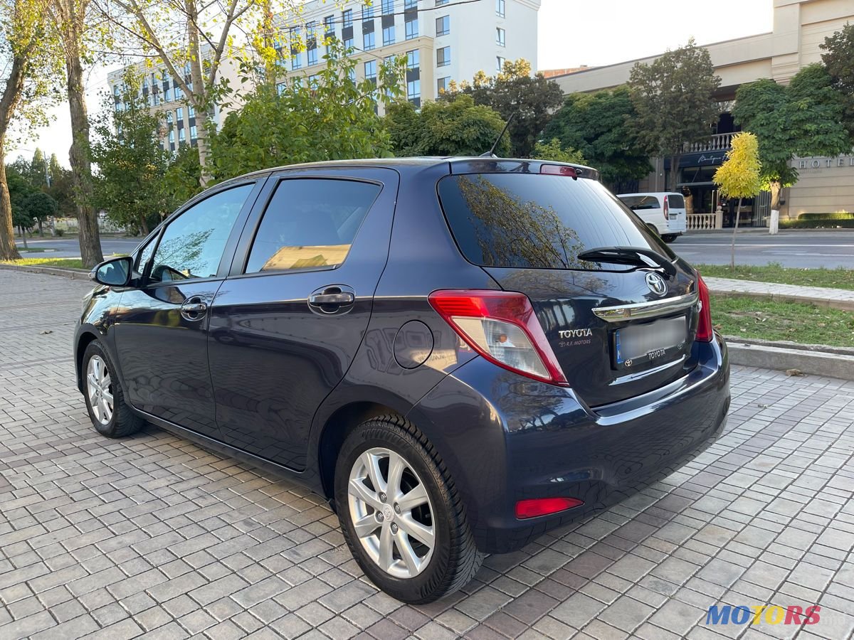 2011' Toyota Yaris photo #3