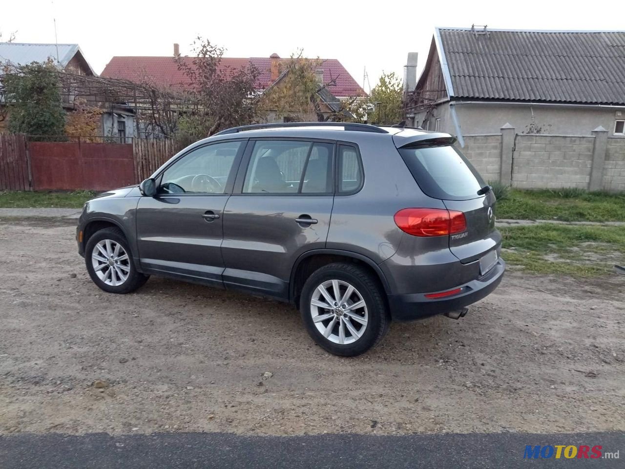 2017' Volkswagen Tiguan photo #3