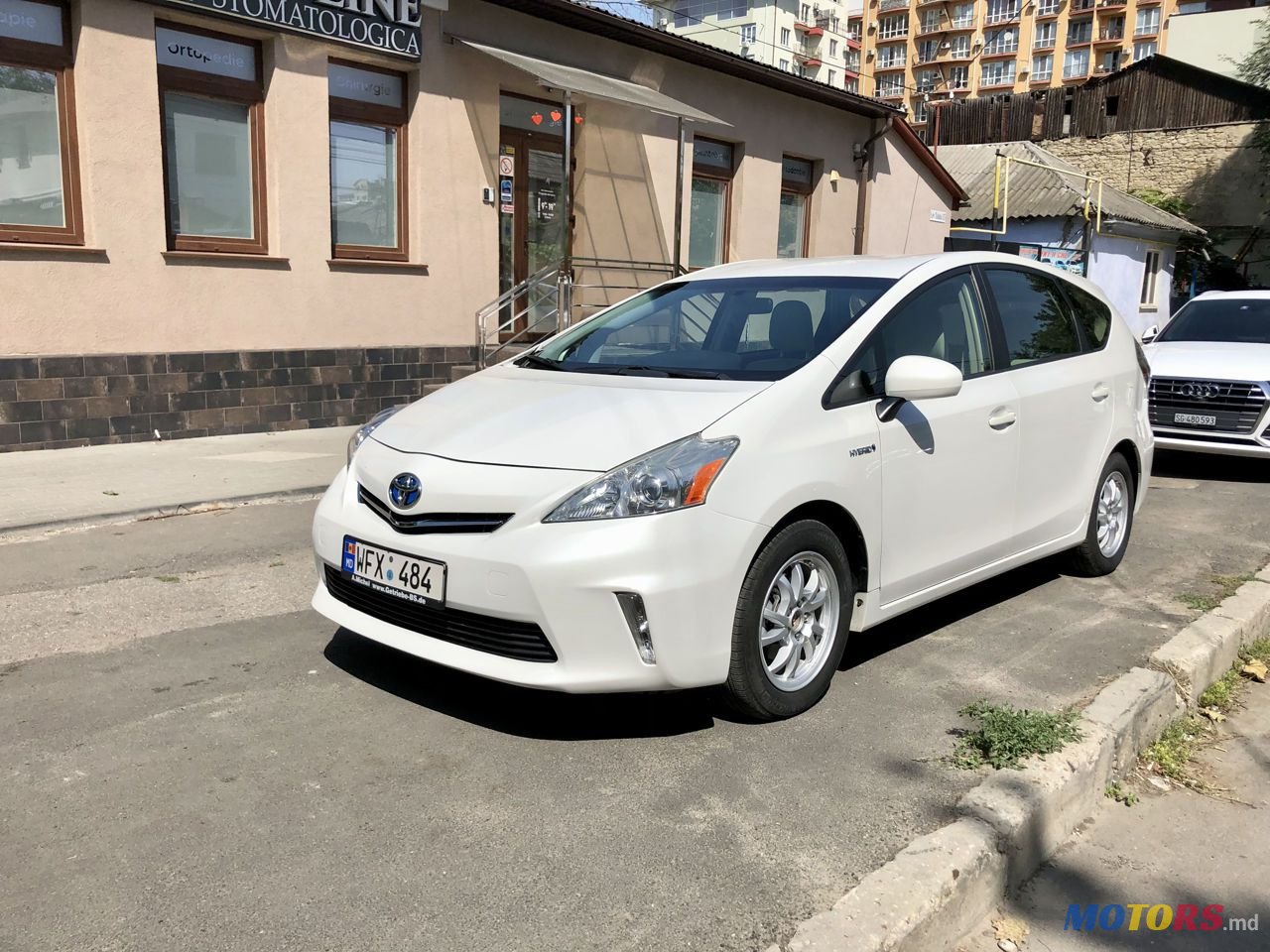 2013' Toyota Prius v photo #1