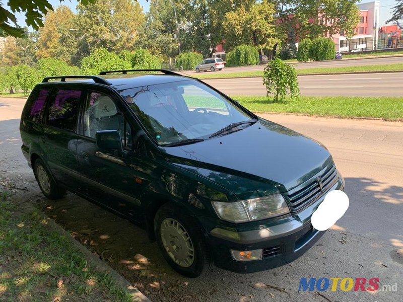 2001' Mitsubishi Space Wagon photo #3