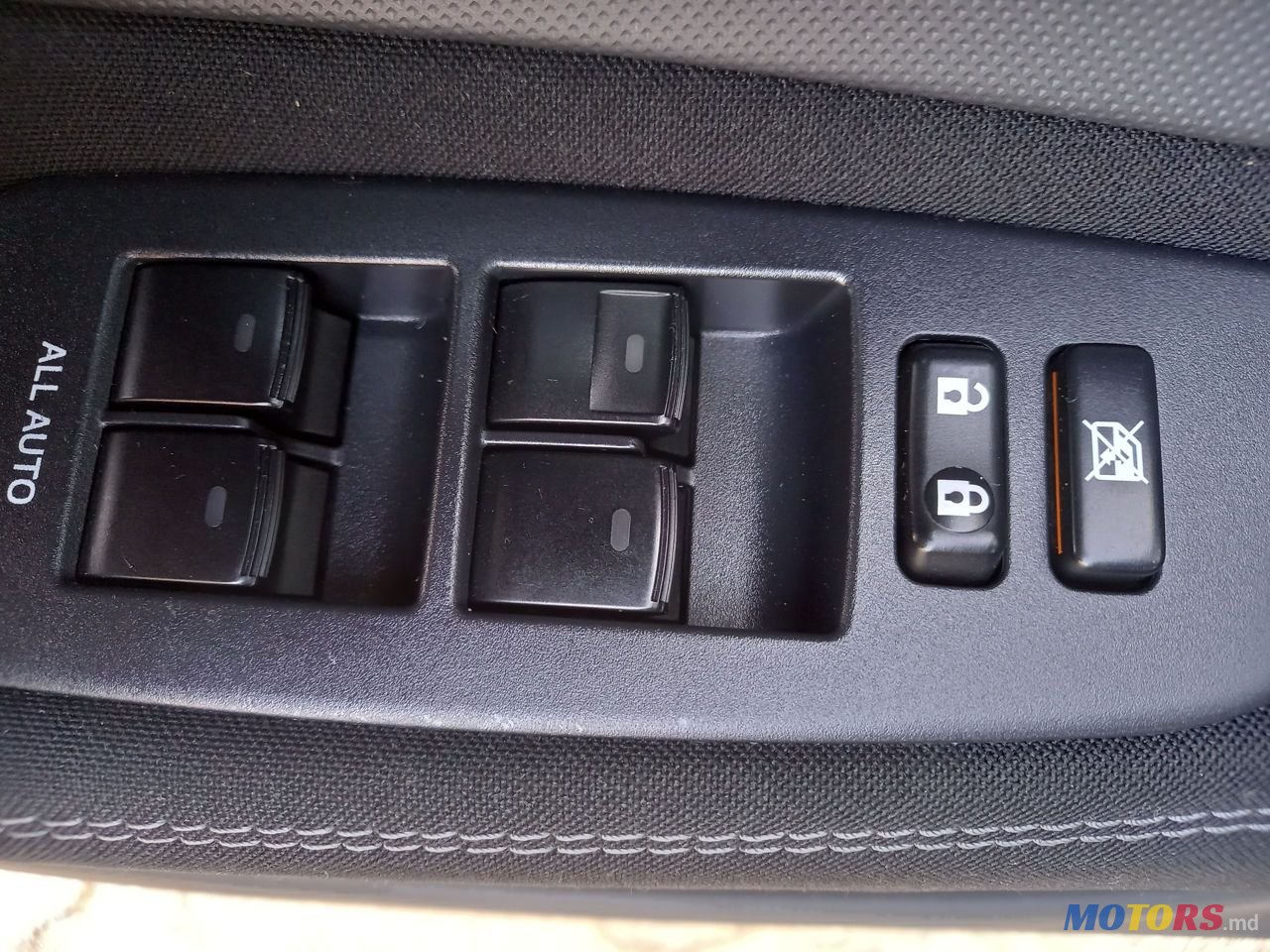 2012' Toyota Auris photo #5