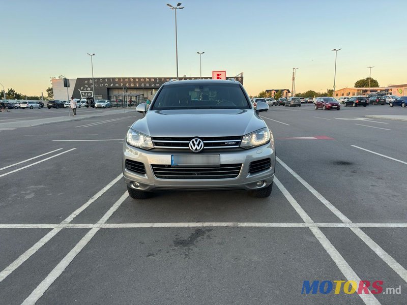 2011' Volkswagen Touareg photo #3