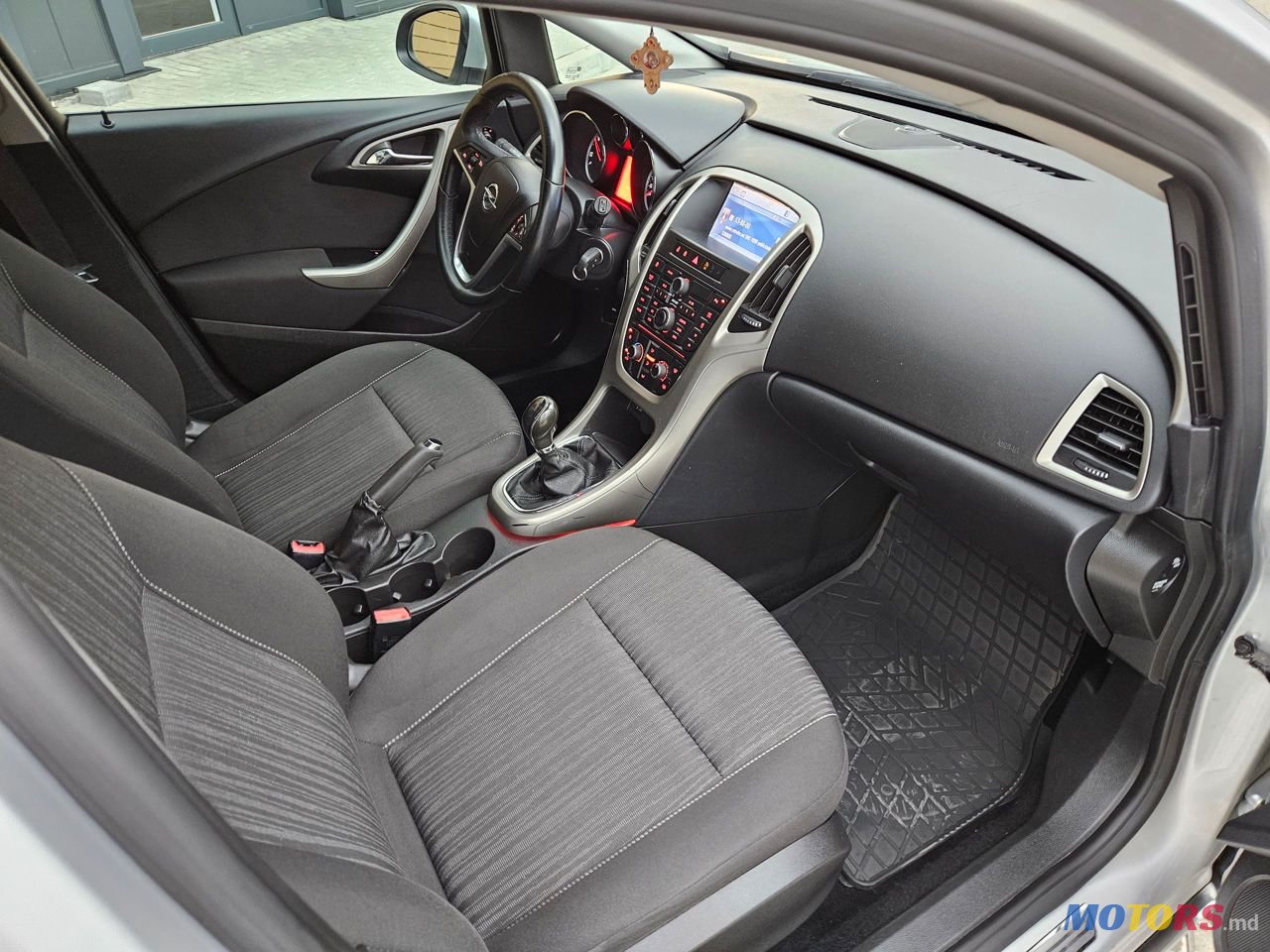 2011' Opel Astra photo #6