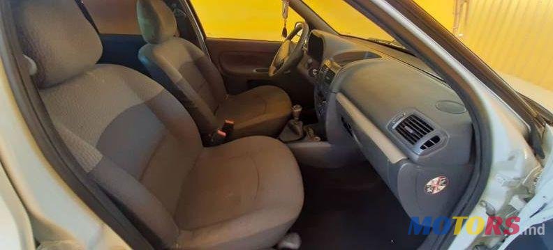 2004' Renault Clio photo #2