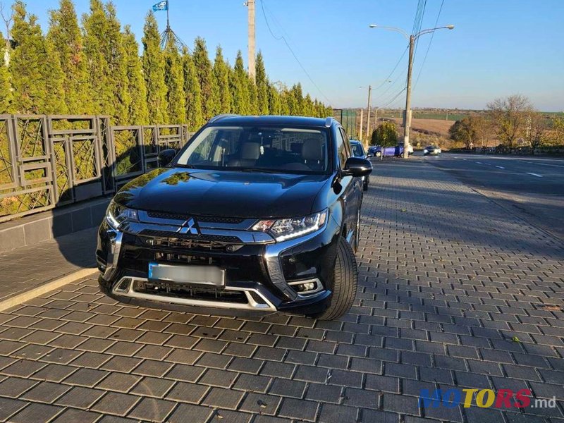 2019' Mitsubishi Outlander photo #2