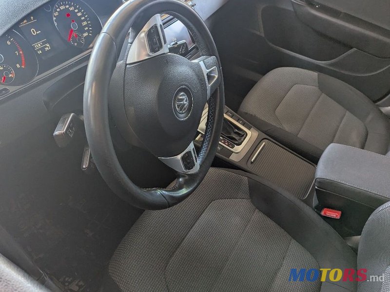 2010' Volkswagen Passat photo #5