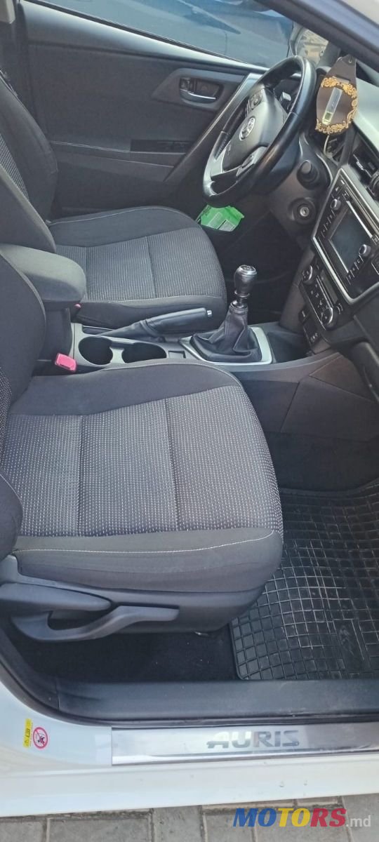 2013' Toyota Auris photo #5