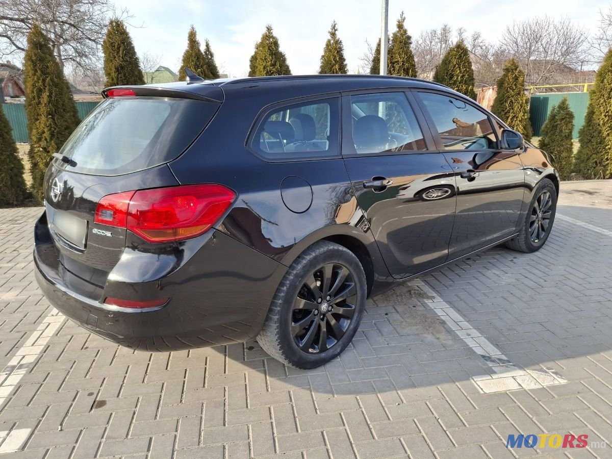 2011' Opel Astra photo #4