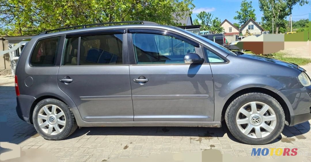 2004' Volkswagen Touran photo #3