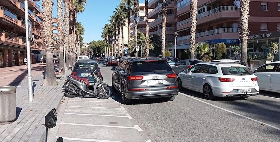 Un Audi Q7 din Moldova, surprins în Spania cu aceleaşi maniere de a parca neregulamentar, cu luminile de avarie, blocând o întreagă bandă