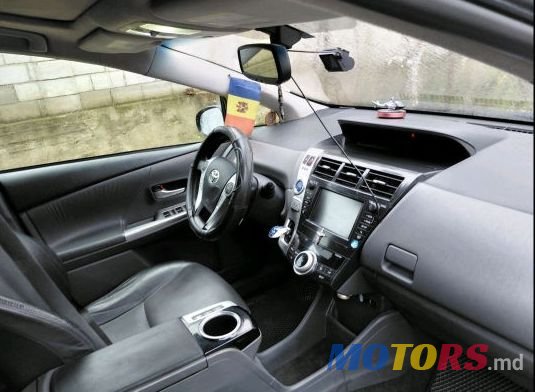 2012' Toyota Prius v photo #6
