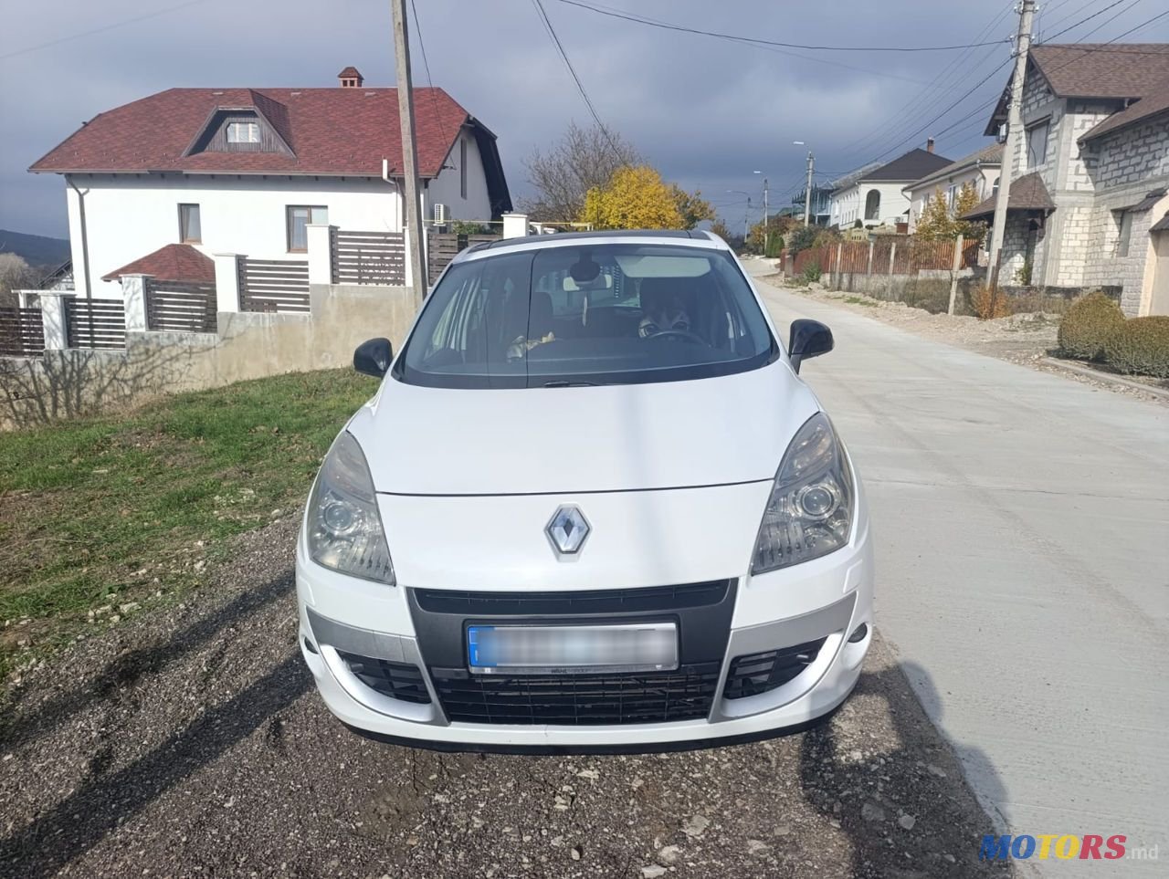 2011' Renault Scenic photo #1