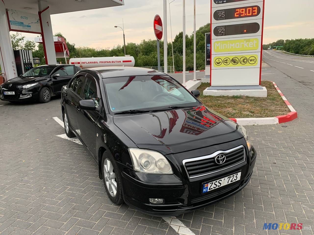 2005' Toyota Avensis photo #5