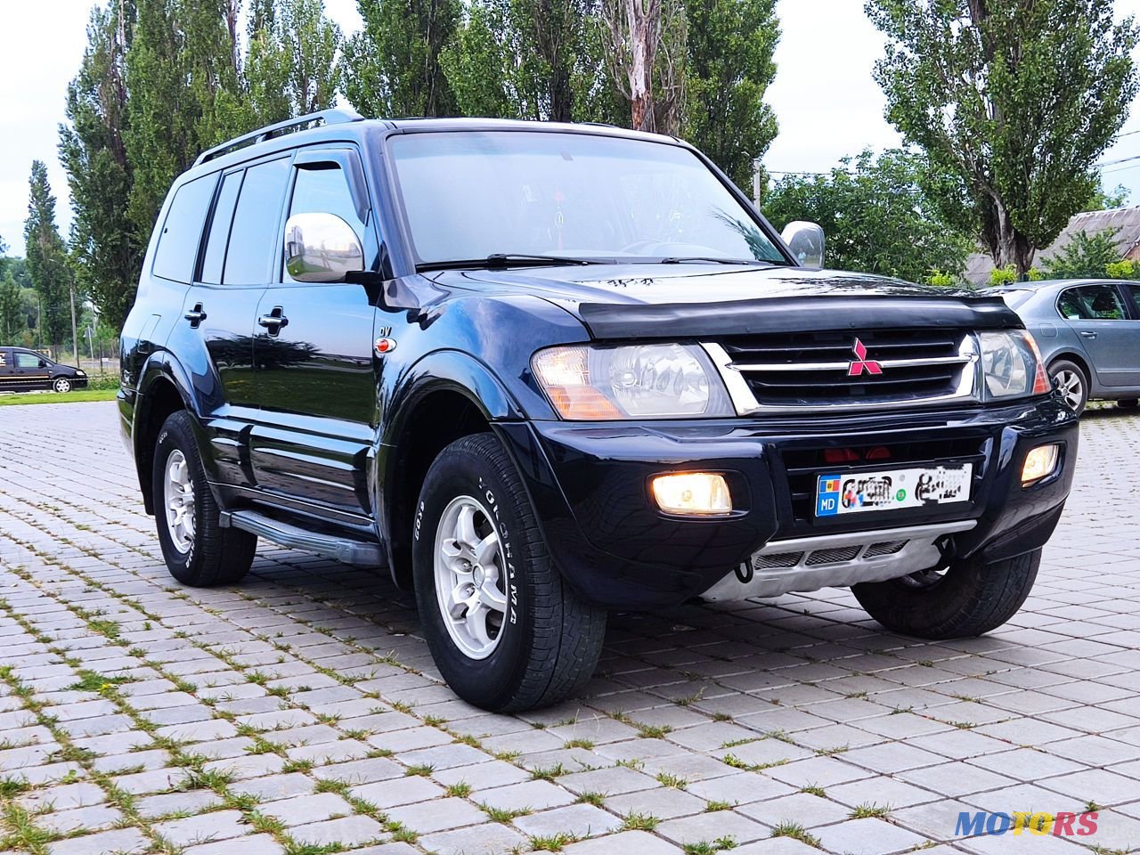 2002' Mitsubishi Pajero photo #2