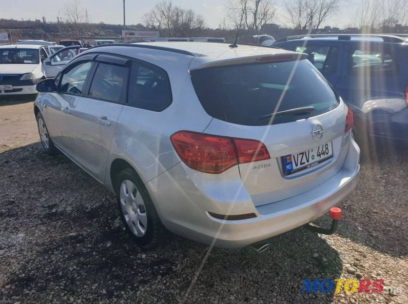 2011' Opel Astra photo #4