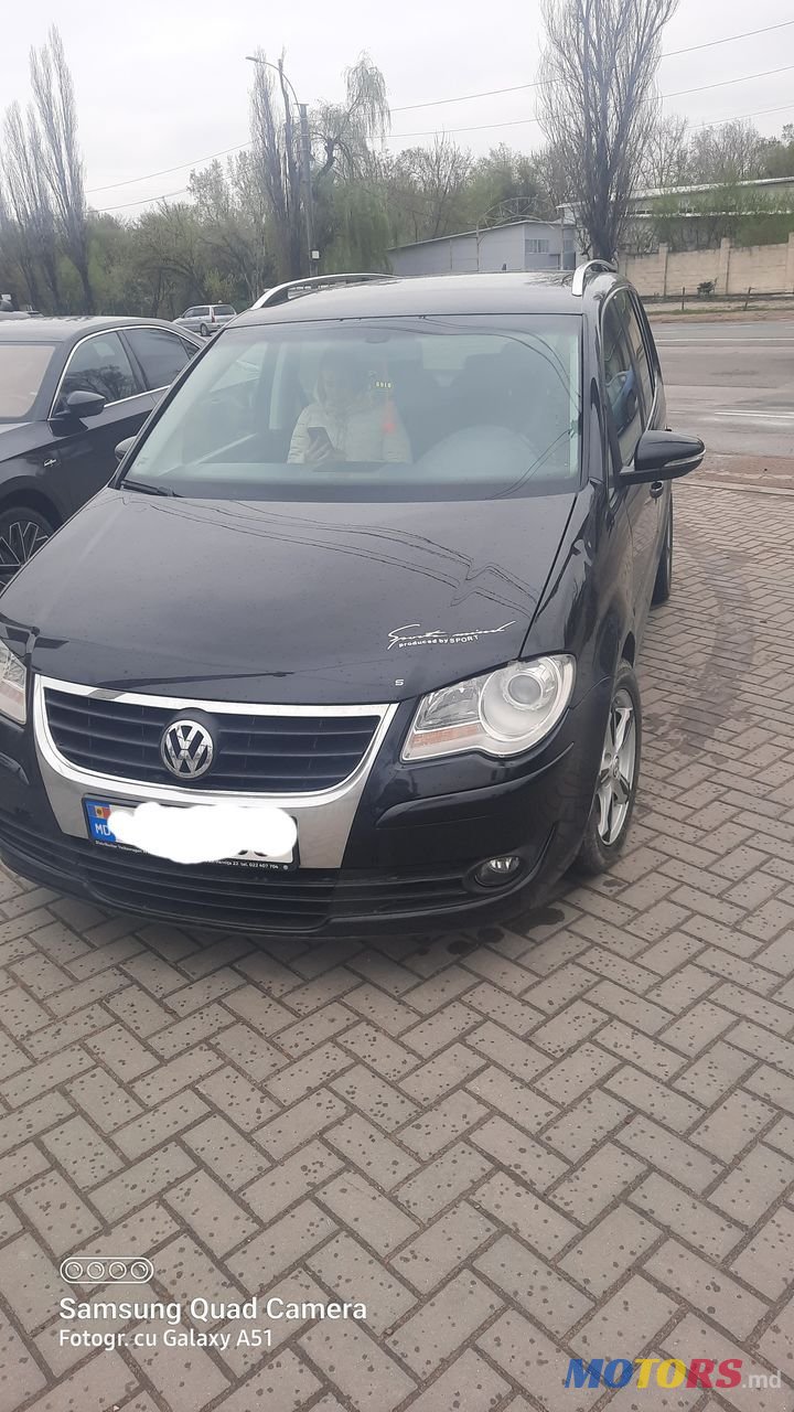 2009' Volkswagen Touran photo #1