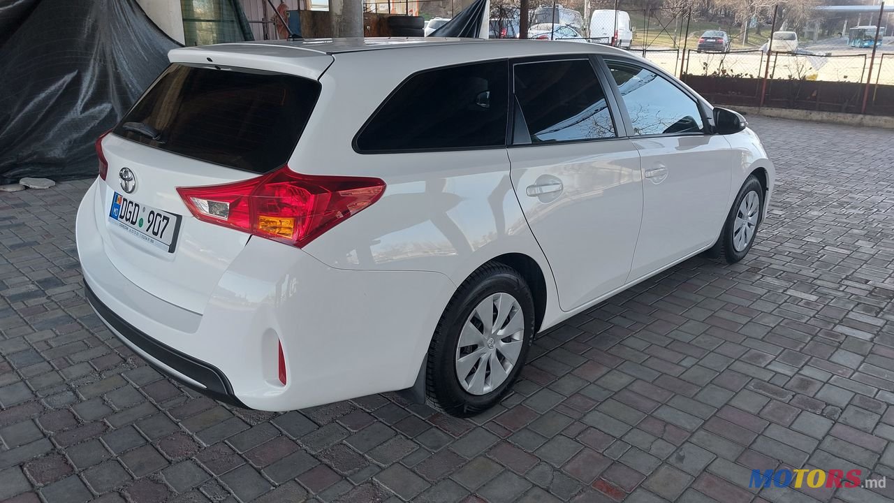 2013' Toyota Auris photo #3