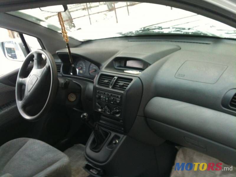 2000' Mitsubishi Space Wagon photo #3