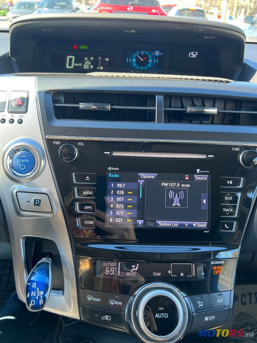 2015' Toyota Prius v photo #6