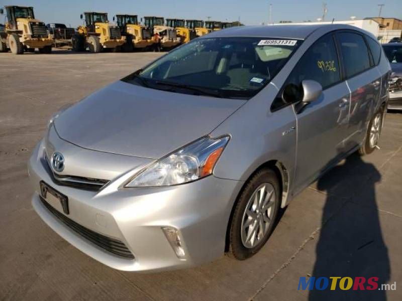 2013' Toyota Prius v photo #2