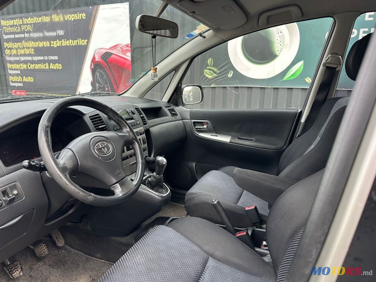 2002' Toyota Corolla Verso photo #4