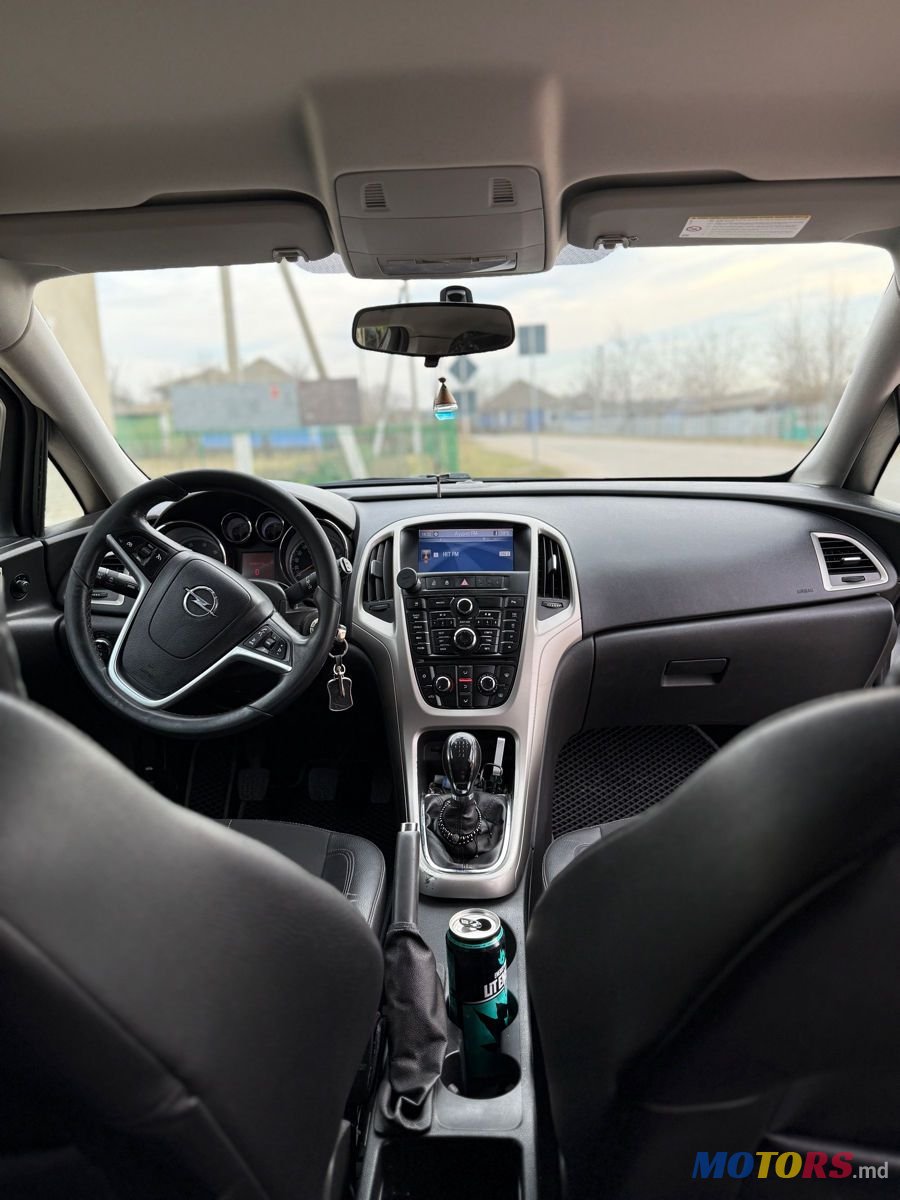 2012' Opel Astra photo #4