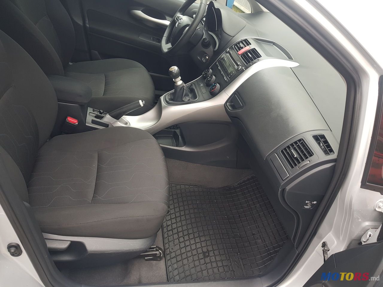 2011' Toyota Auris photo #5