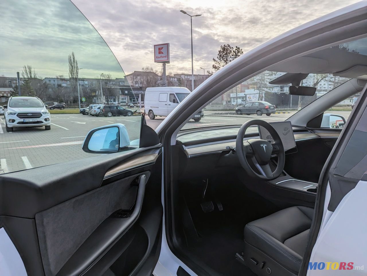 2023' Tesla Model Y photo #5
