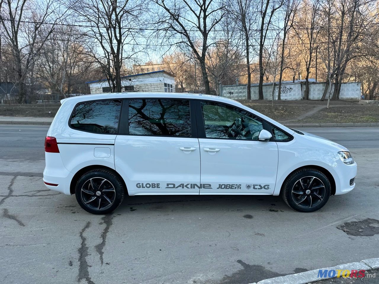 2013' Volkswagen Sharan photo #2