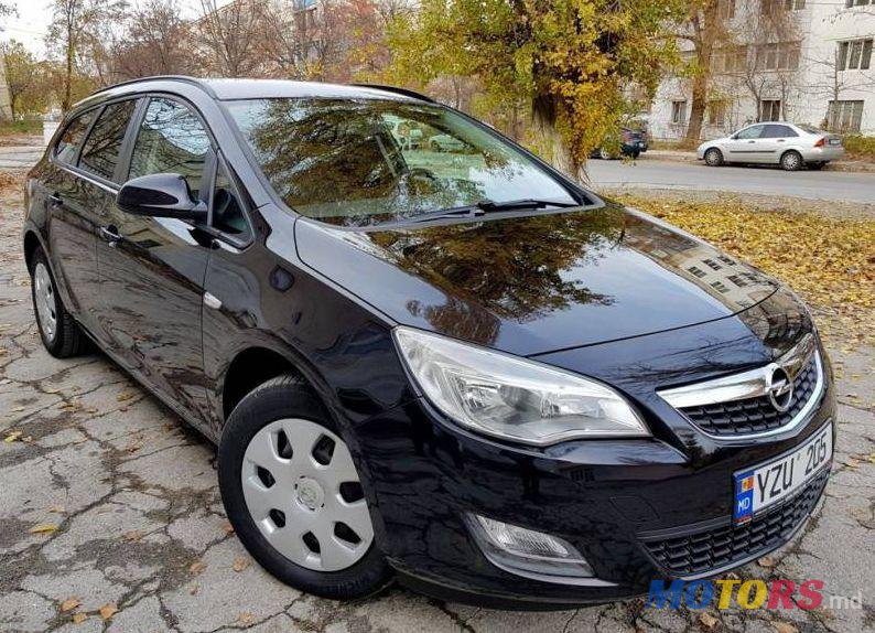 2011' Opel Astra photo #1