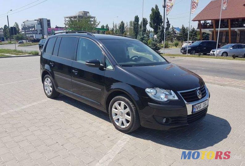 2009' Volkswagen Touran photo #2