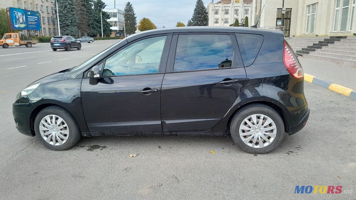 2010' Renault Scenic photo #2
